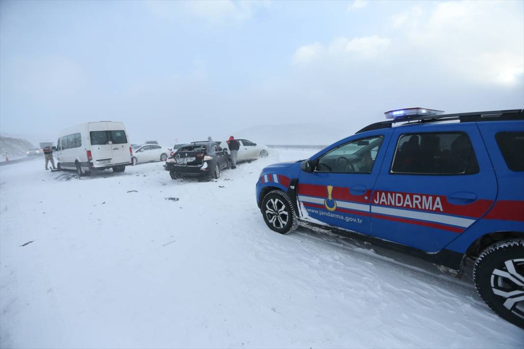 Kar ve tipi nedeniyle 8 araç birbirine girdi! Birçok araç mahsur kaldı 5